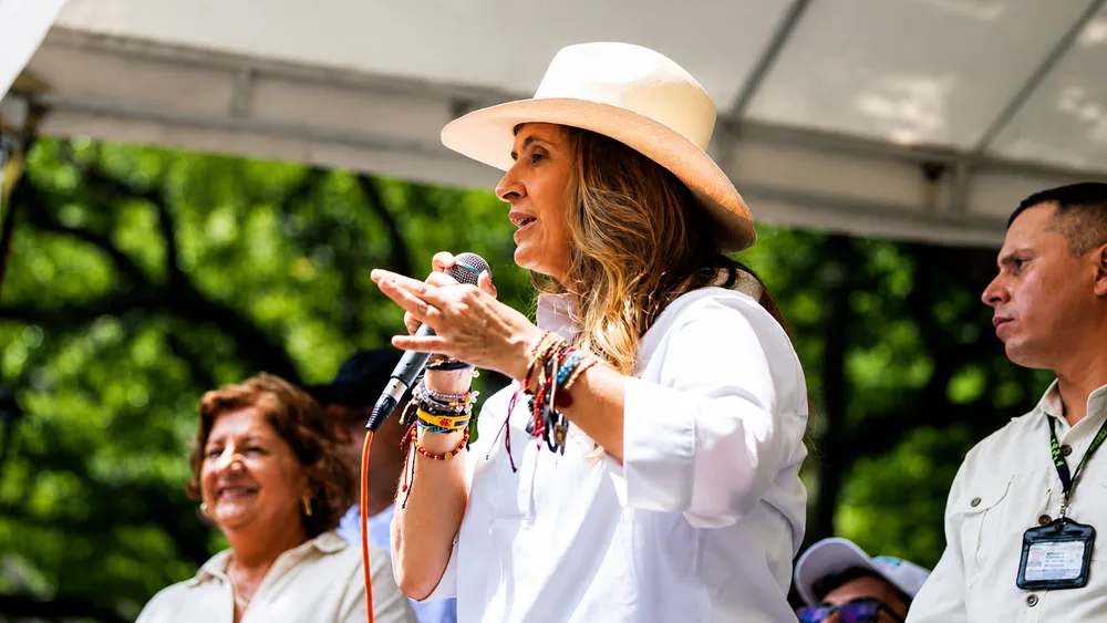 Paloma Valencia niega haberse “vuelto de izquierda” y asegura que siempre ha estado al lado de Álvaro Uribe