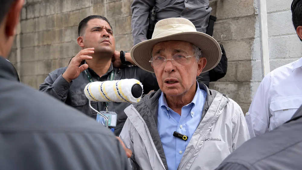 “Me tienen que matar primero”  Uribe acusa a Iván Cepeda de enviar grupo a pintar su casa en Medellín