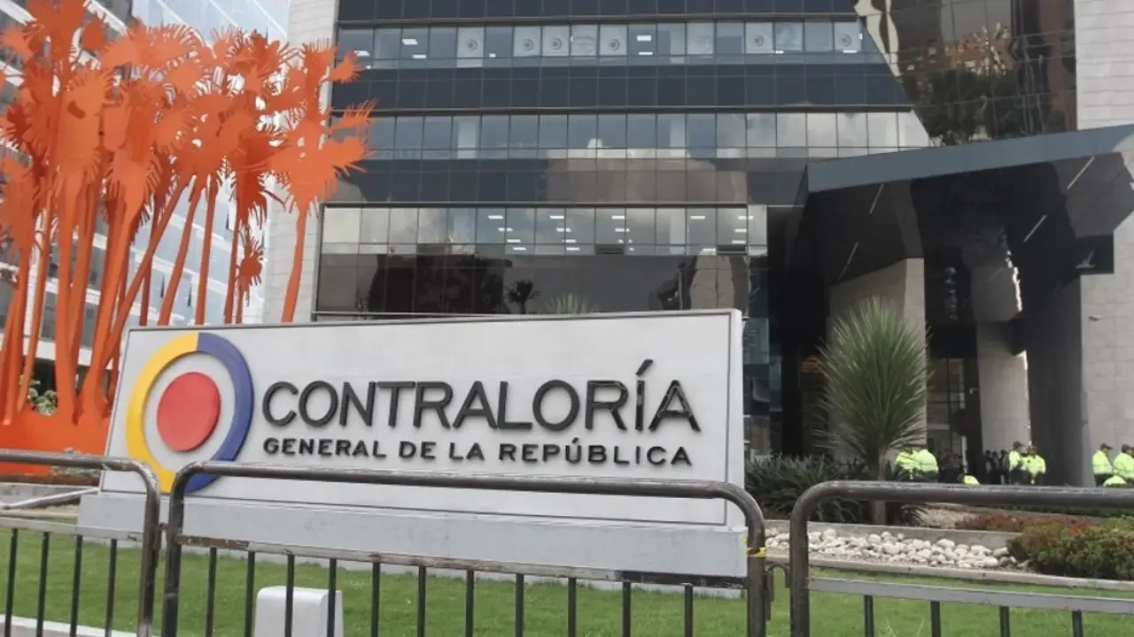 Oficina institucional en Colombia con documento del empalme y logo de la Contraloría, asociado a hallazgos fiscales por $54 billones.
