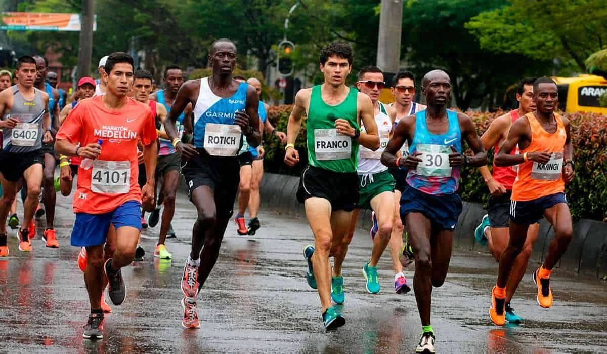 Participantes en la Maratón de Medellín con la ciudad al fondo durante la edición 2026