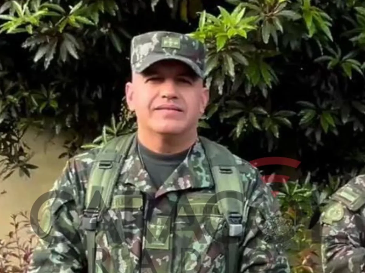 Soldado y Policía judicial frente a autoridades en Bogotá durante la captura del coronel del Ejército por presuntos vínculos con grupos armados
