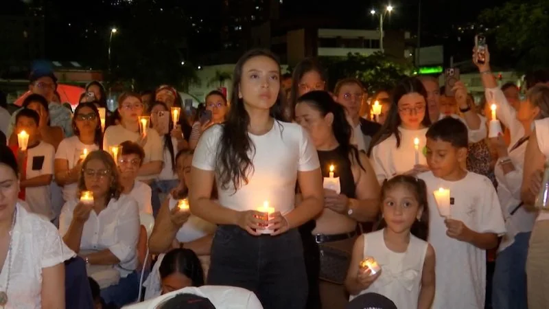 Vigilia en Cali con asistentes sosteniendo velas en homenaje a las víctimas del terremoto en la costa Pacífica