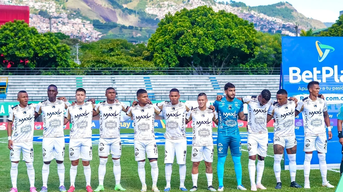 Jugadores celebran un gol en el estadio durante la jornada aplazada de la Liga BetPlay II-2026