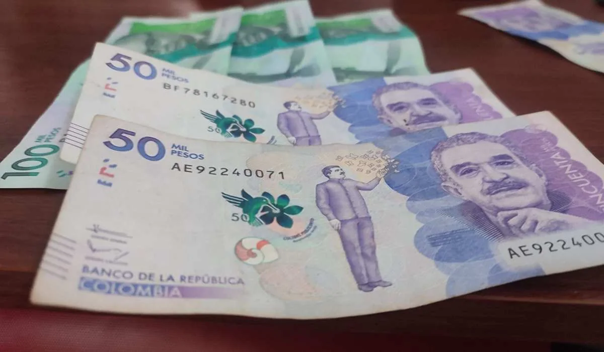 Funcionario del Ministerio del Trabajo y trabajadores, con referencia a la Circular 0096 por efectos del terremoto en Colombia