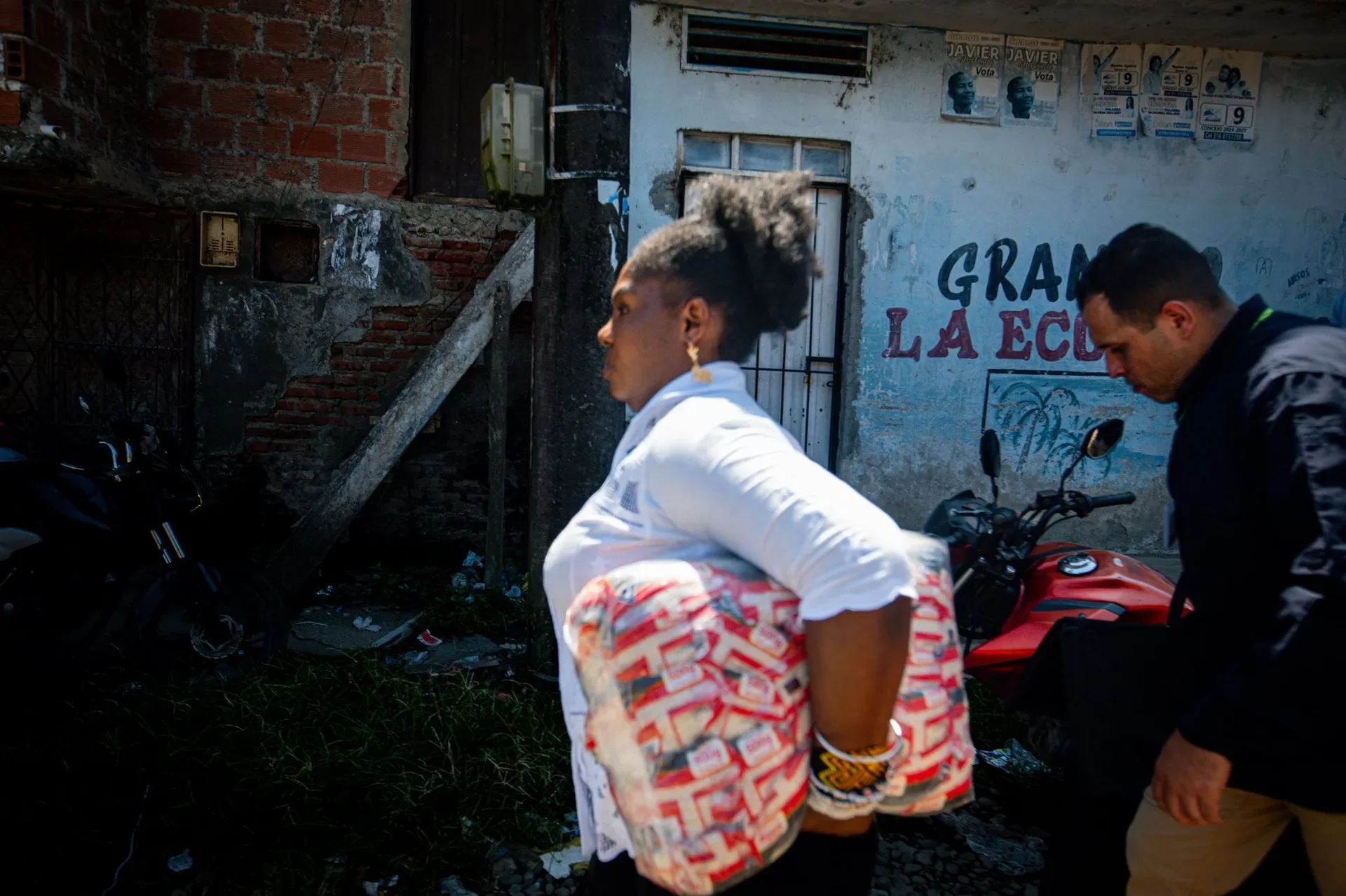 Francia Márquez cargando un bulto de arroz durante una jornada de ayuda en Buenaventura por el terremoto