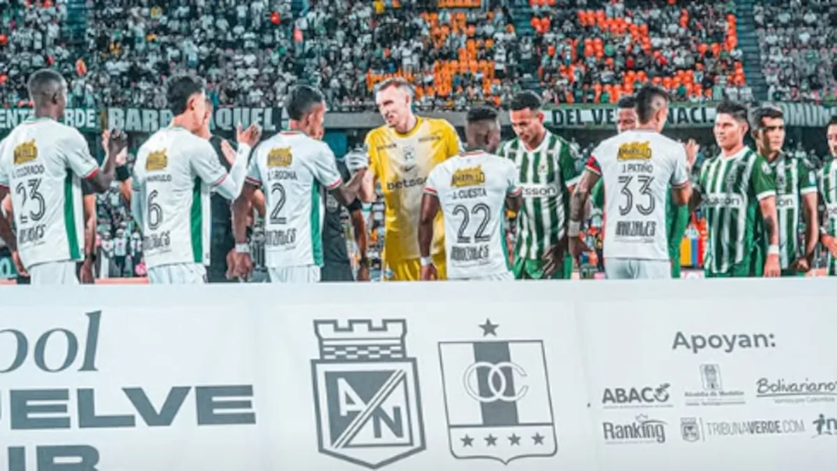 Atlético Nacional y Once Caldas disputan el balón en el Atanasio Girardot durante el partido benéfico Juntos Por Colombia