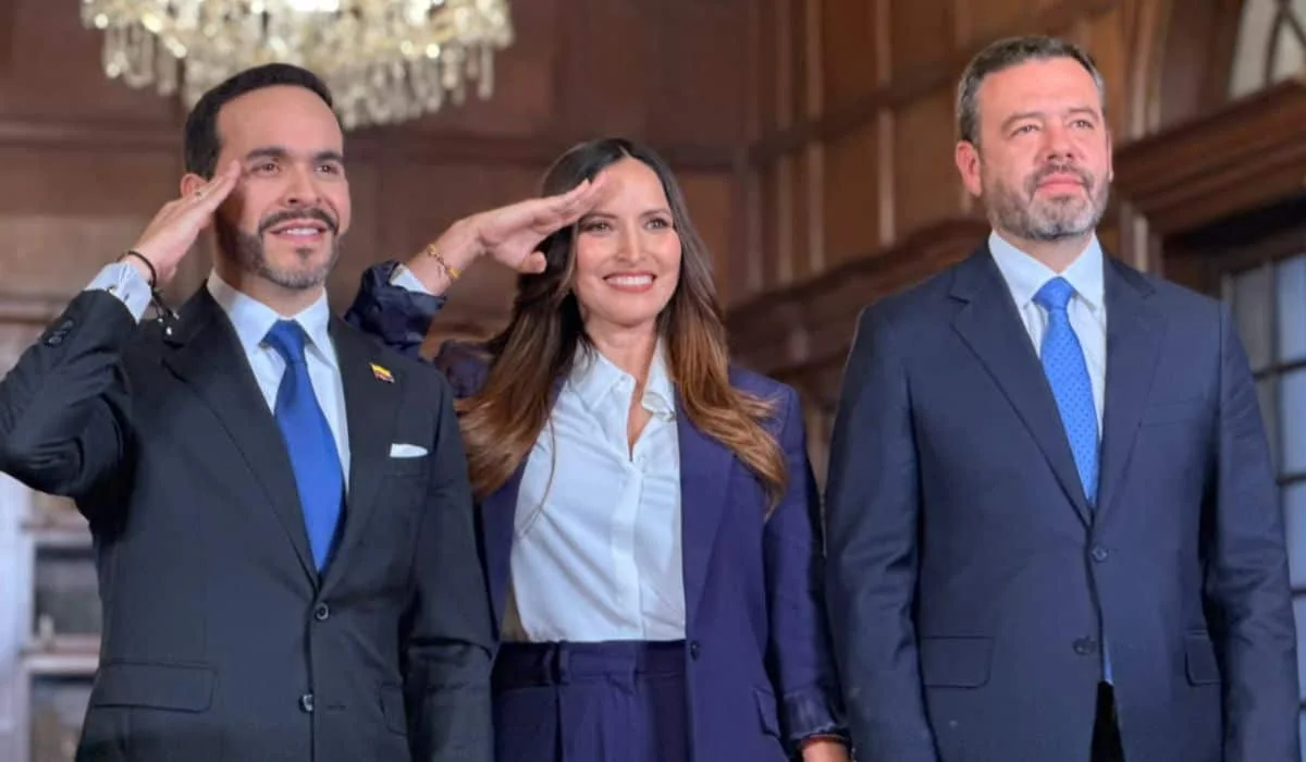 El presidente Abelardo de la Espriella en rueda de prensa, acompañado del anuncio del nombramiento de Clara Lucía Sandoval como gerente de Bogotá.