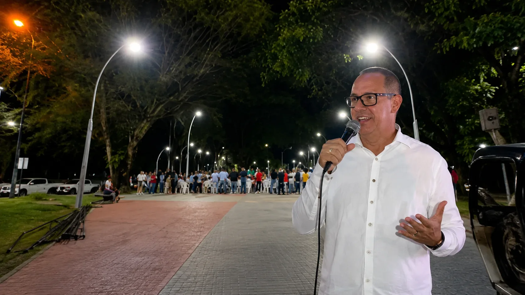Alcalde de Villavicencio enciende nuevas luminarias LED en la Alameda y Avenida 40, con personal y comunidad durante la entrega oficial.