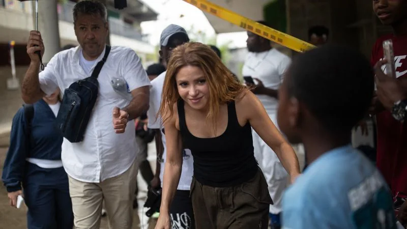 Shakira y el filántropo Howard Buffett durante su visita a Quibdó para anunciar obras educativas tras el terremoto en Chocó.