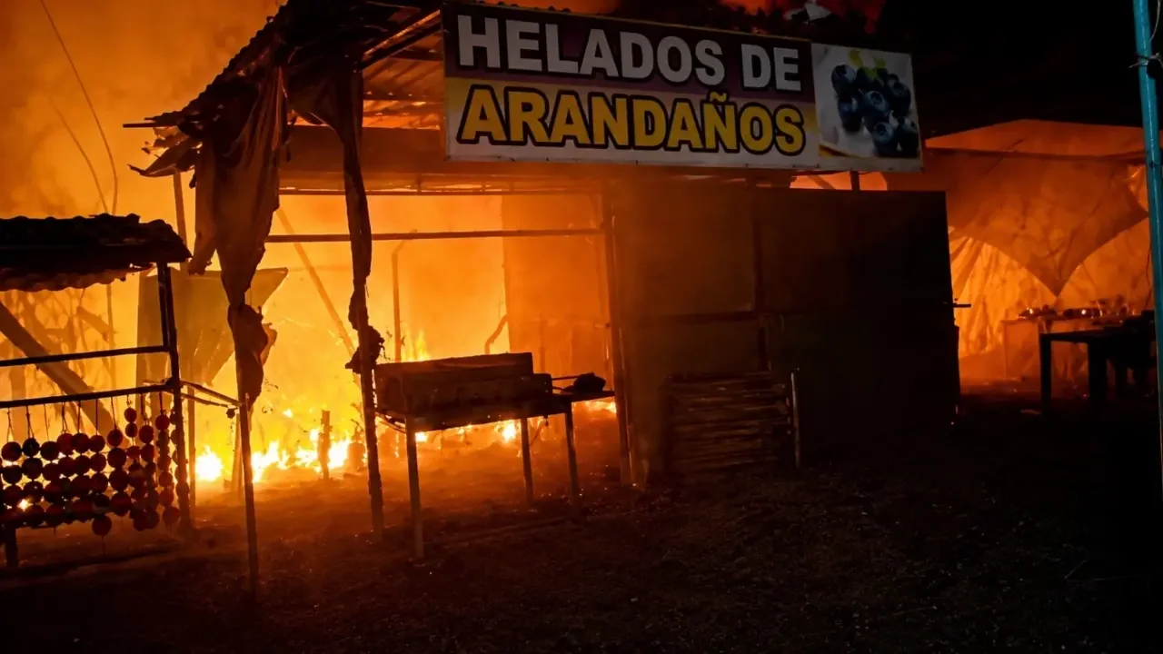 Llamas y humo rodeando el corregimiento de Gualanday, Coello, Tolima, mientras bomberos y carrotanques atienden el incendio