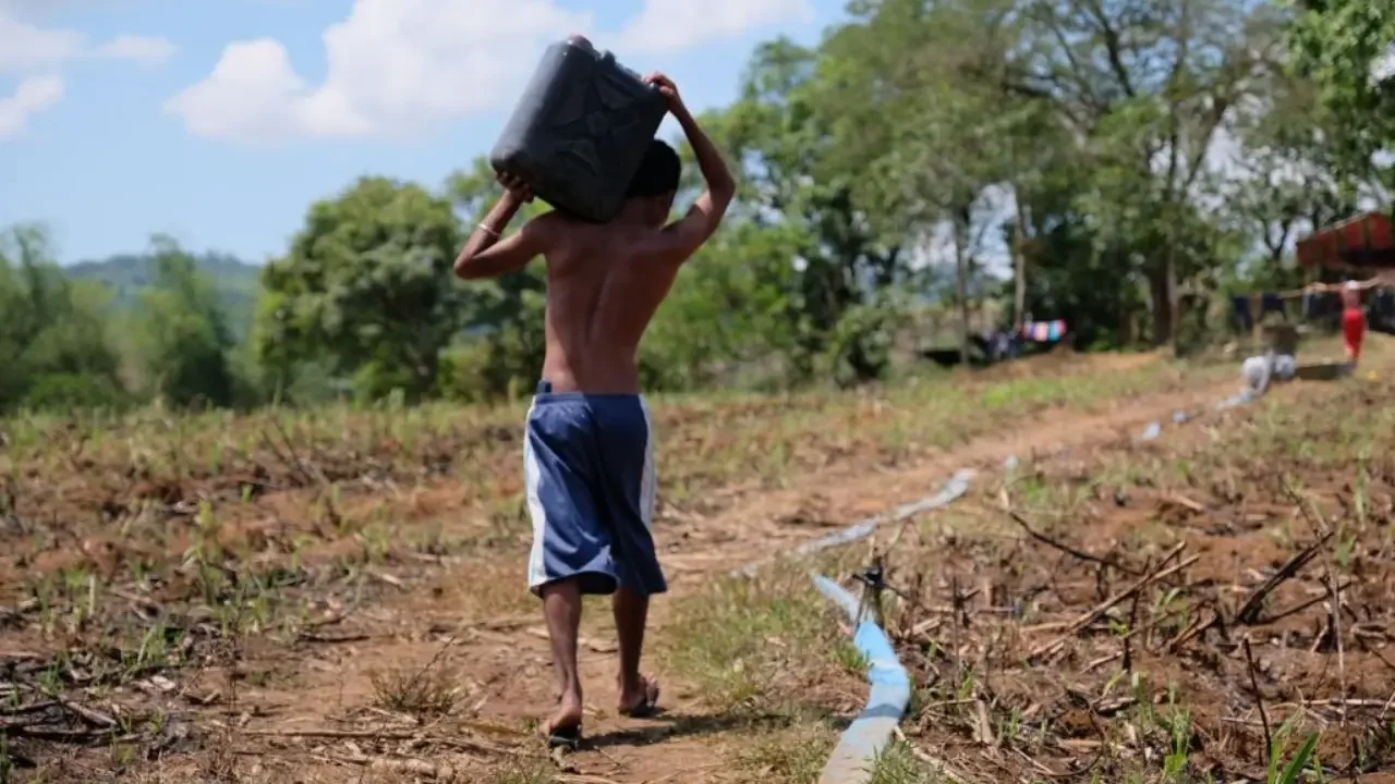 Termómetro marcando altas temperaturas en una zona urbana afectada por el fenómeno de El Niño.