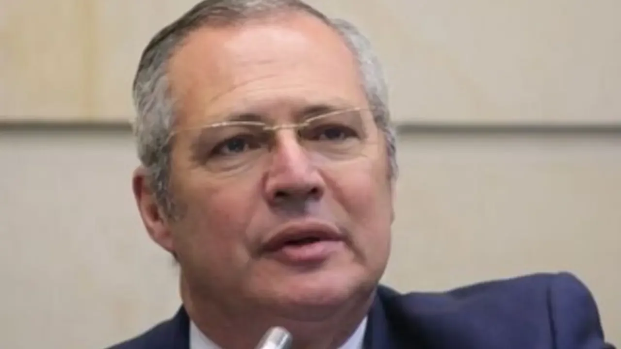 El exsenador Iván Name durante una intervención en el Congreso de la República de Colombia.