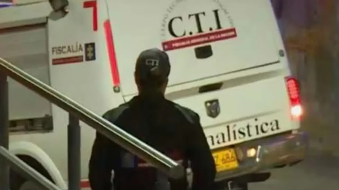 Investigadores y autoridades en el apartamento donde fueron hallados tres integrantes de la familia Pinzón sin vida en Kennedy, Bogotá