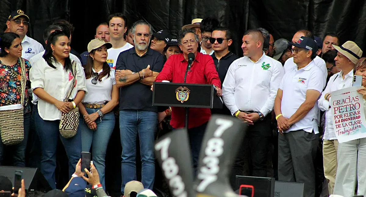 Gustavo Petro y Armando Benedetti conversando en un evento público.