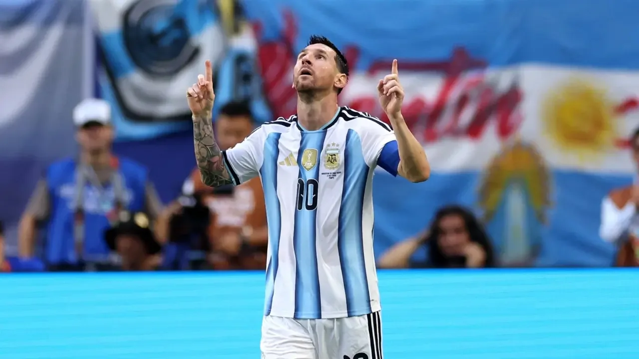 Lionel Messi luciendo la camiseta de la selección de Argentina en un partido internacional.