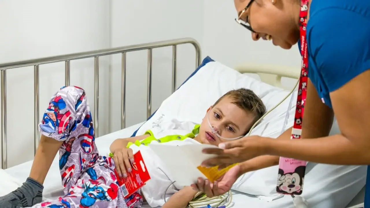 Niño de 7 años Lucas Murillo hospitalizado en Floridablanca, Santander, mientras inicia exámenes médicos por su condición cardiaca