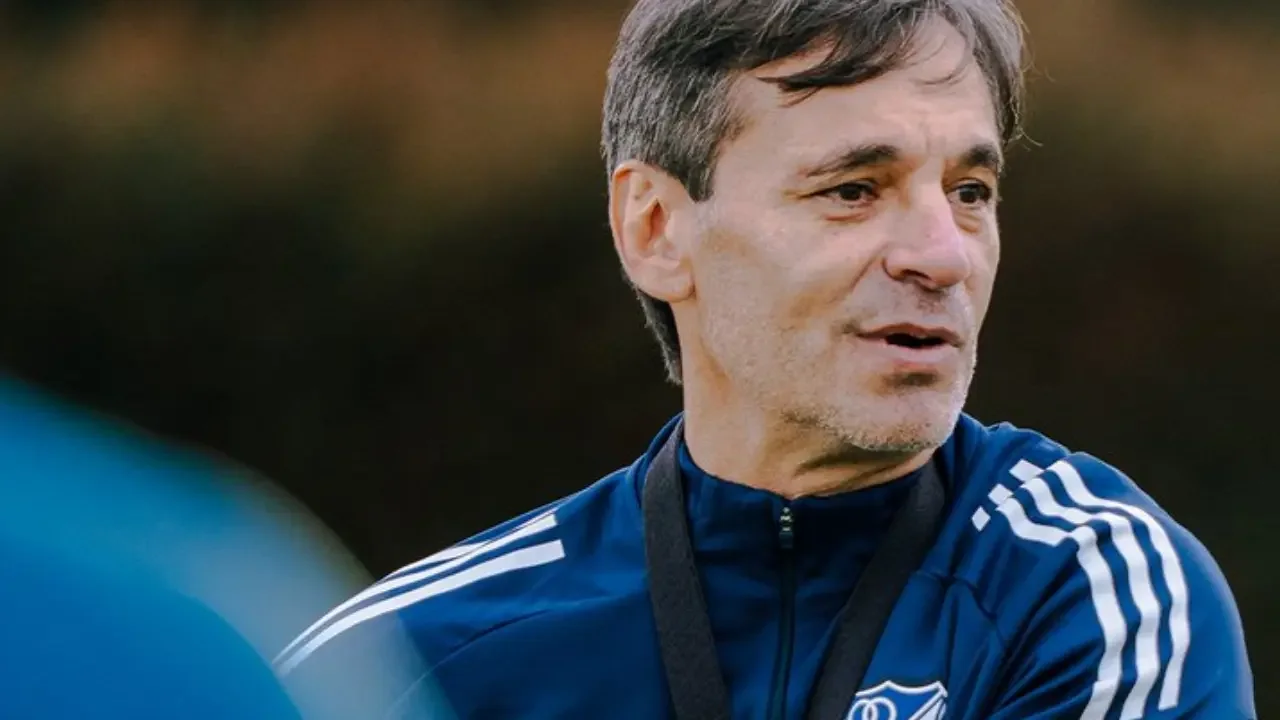 Javier Hernández Bonnet criticando en Blu Radio la salida de Fabián Bustos de Millonarios