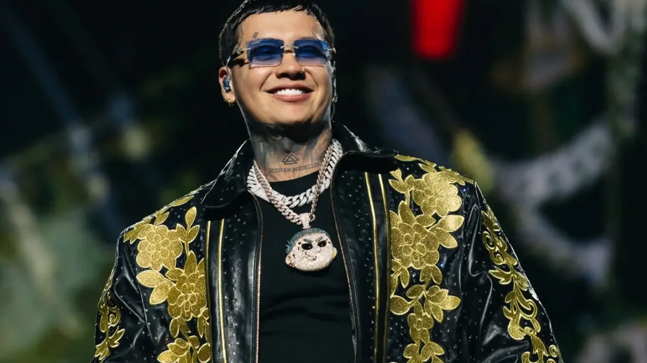 El cantante colombiano Blessd durante su concierto con lleno total en el Palacio de los Deportes de la Ciudad de México.