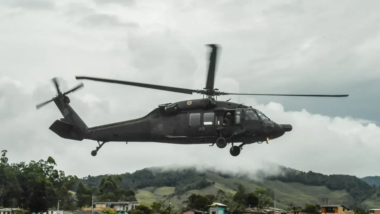 Fachada del Tribunal Superior de Bogotá y miembros de las Fuerzas Militares de Colombia.