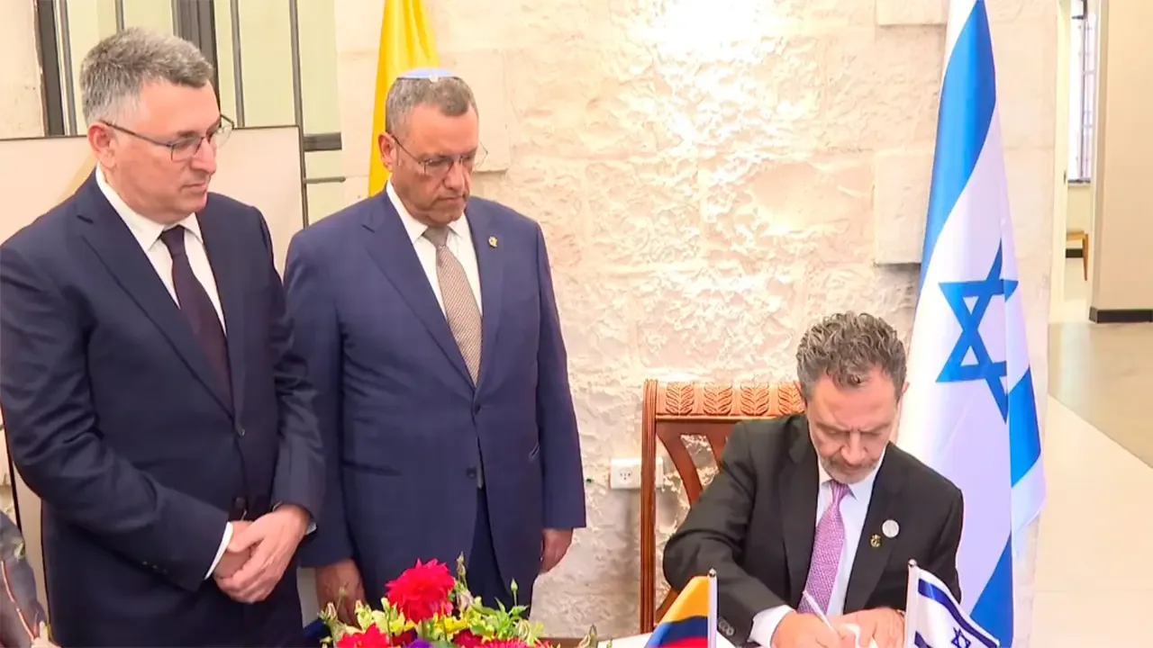 Fachada de la nueva embajada de Colombia en Jerusalén con los símbolos oficiales de ambos países.