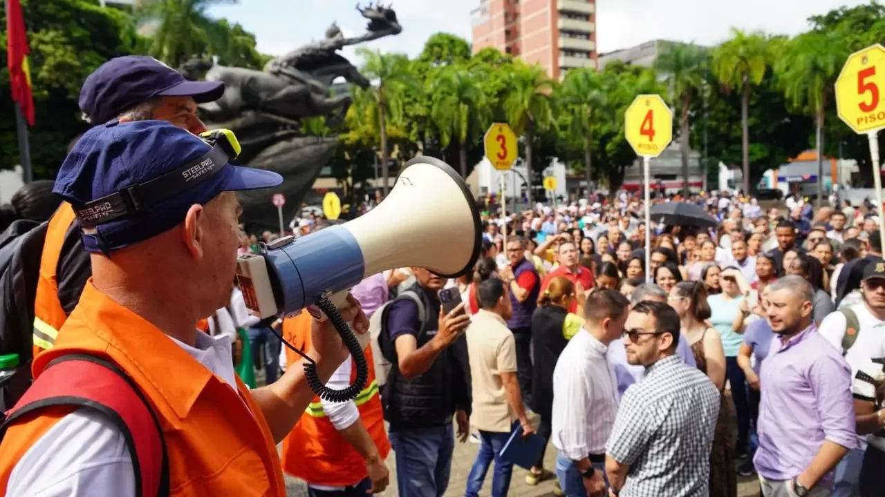 Personal de organismos de socorro y ciudadanos participando en un simulacro de evacuación ante emergencias en Colombia.