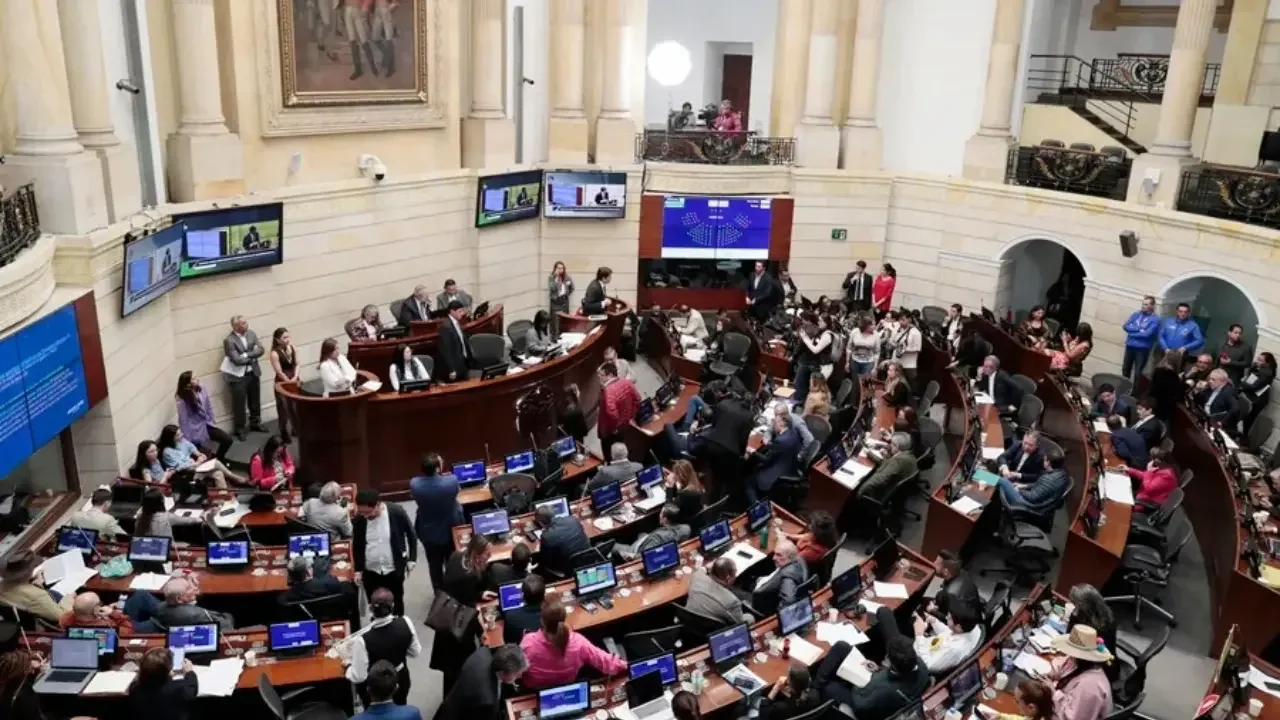 El ministro del Interior, Rodrigo Lara Restrepo, durante la radicación del proyecto contra la mermelada en el Congreso de la República.