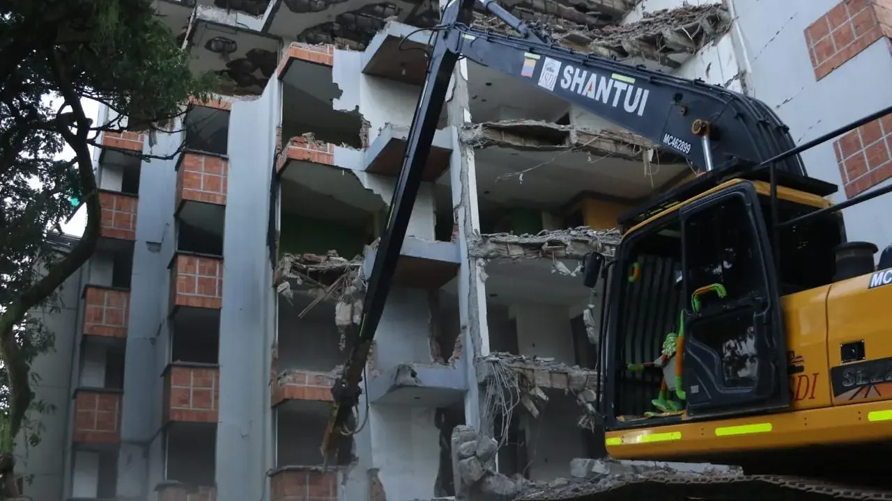 Maquinaria pesada ejecutando labores de demolición en edificios afectados por el terremoto al sur de Cali.