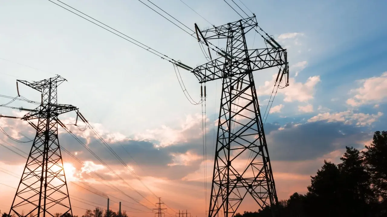 Torre de alta tensión y tendido eléctrico en una zona rural de Colombia durante un día soleado.