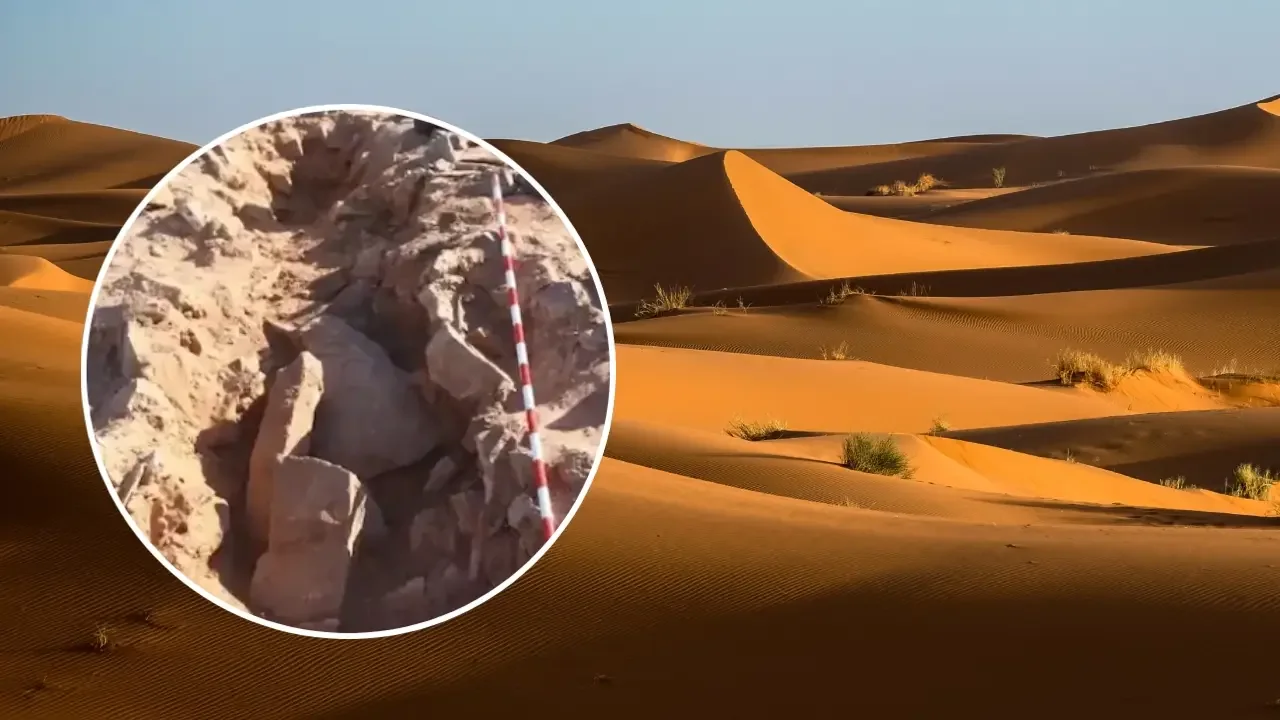 Estructura funeraria de piedra conocida como túmulo con antenas en el desierto del Sahara Occidental.