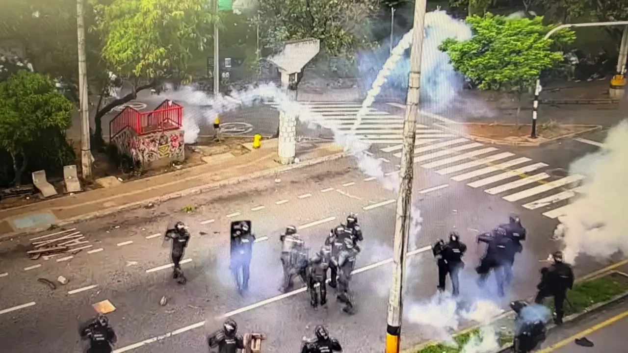 Intervención de la fuerza pública durante disturbios en la calle Barranquilla, cerca de la Universidad de Antioquia en Medellín.