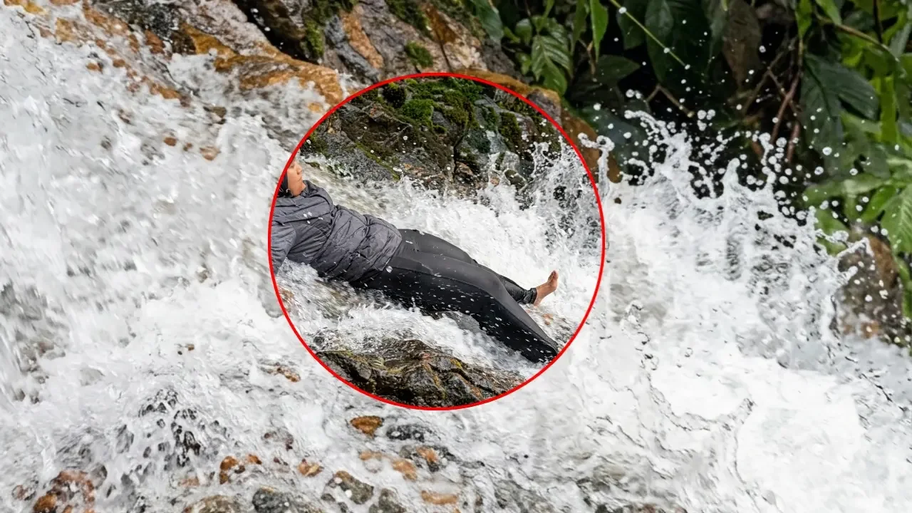 Zona montañosa y cascada Robo Harau en la provincia de Sumatra Occidental, Indonesia.