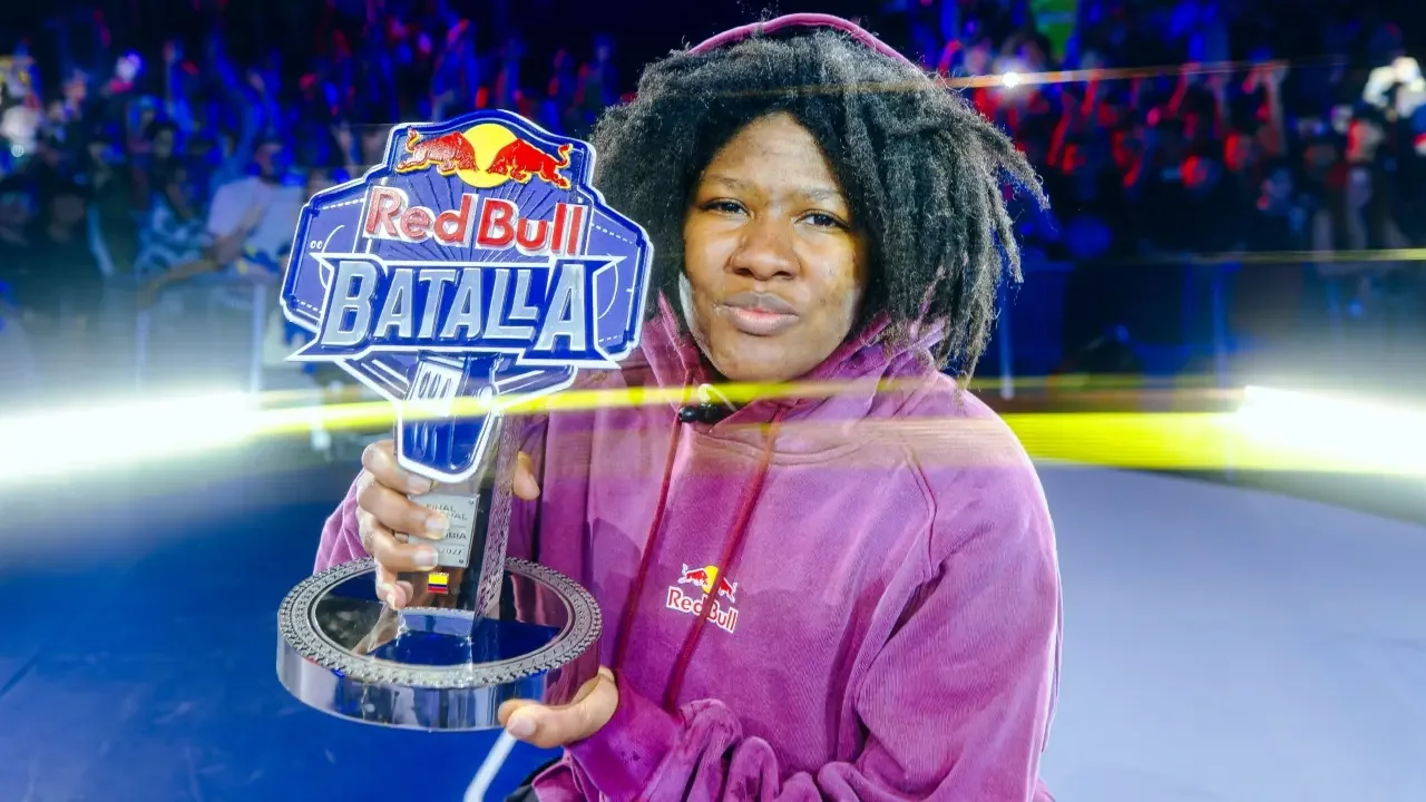 La rapera Marithea celebrando con el trofeo de campeona en el escenario de la Red Bull Batalla Colombia 2027 en Bogotá.