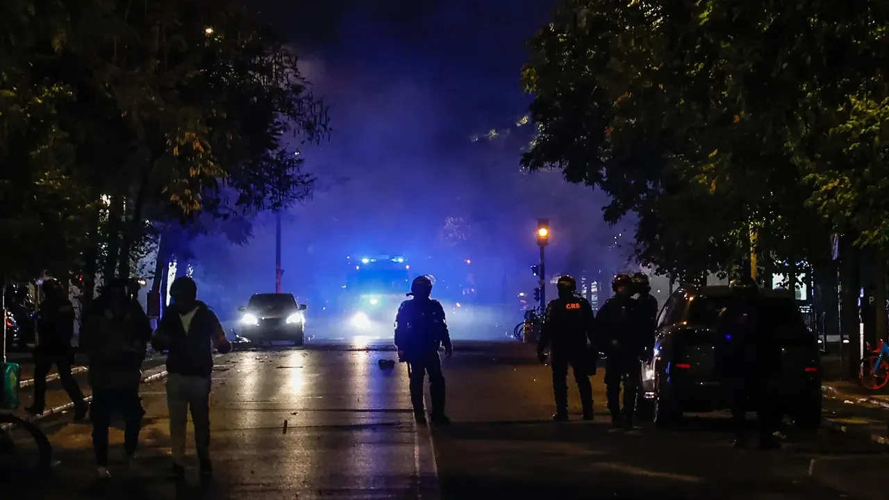 Operativo policial en París frente a locales comerciales afectados por disturbios y saqueos.
