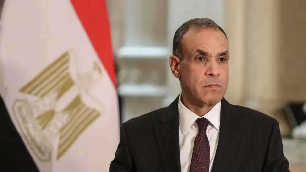 Bandera de Egipto y sede diplomática en El Cairo tras el llamado a consultas al diplomático colombiano.