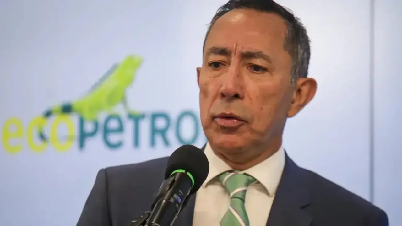 Fachada del Departamento de Estado de Estados Unidos y banderas ondeando