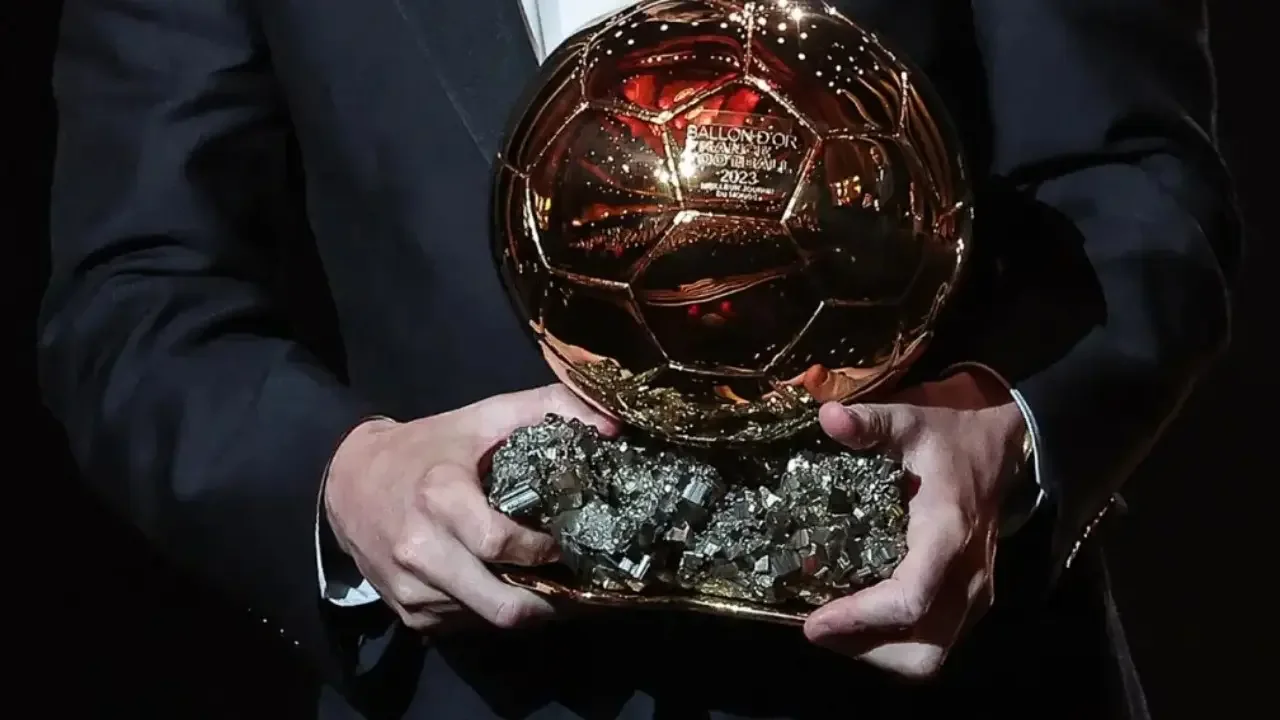Logotipo del Balón de Oro en una pantalla durante la gala de premiación del fútbol internacional.