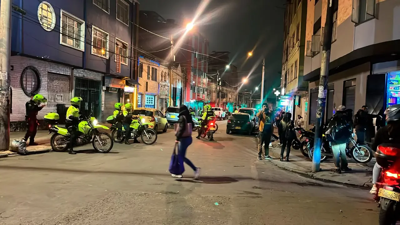 Uniformados de la Policía y el Ejército participan en el operativo de seguridad en el centro de Bogotá.