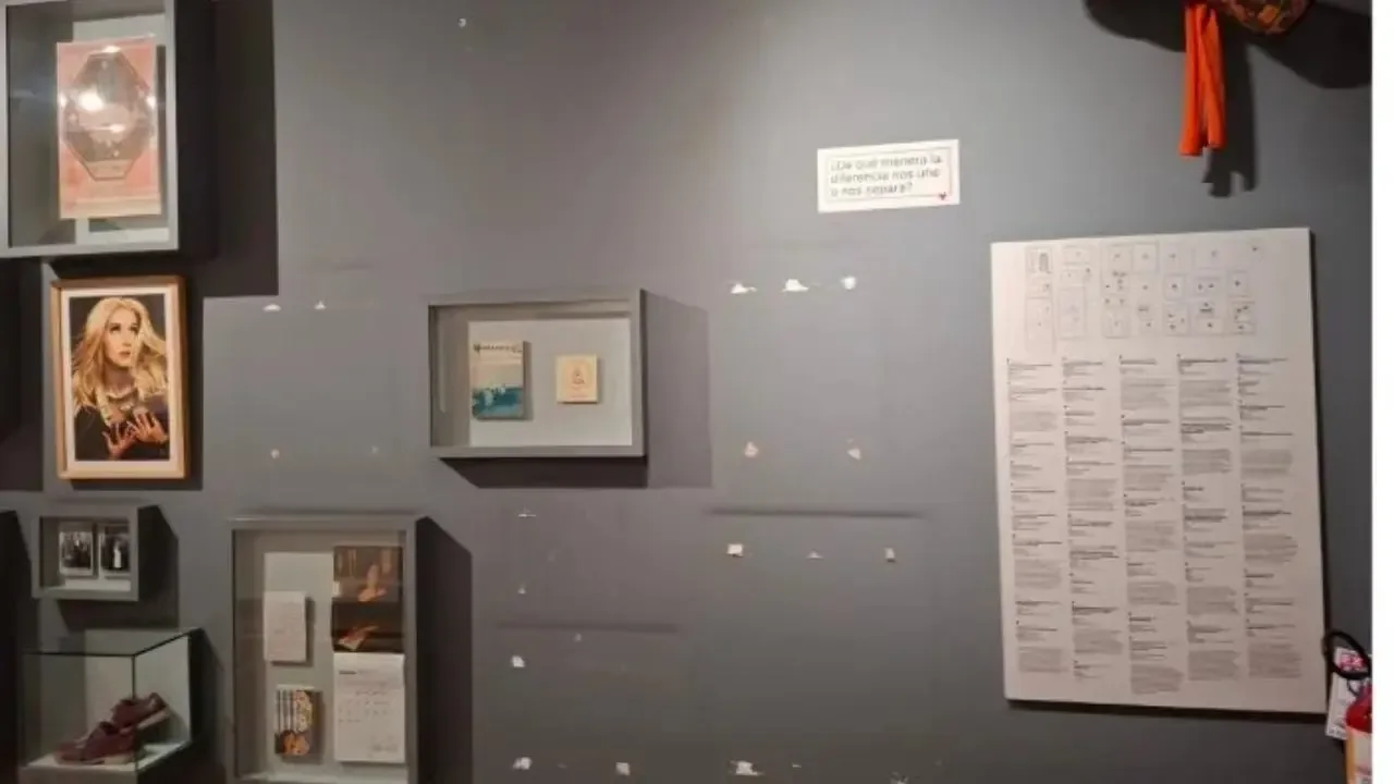 Fachada del Museo Nacional de Colombia en Bogotá bajo un cielo nublado