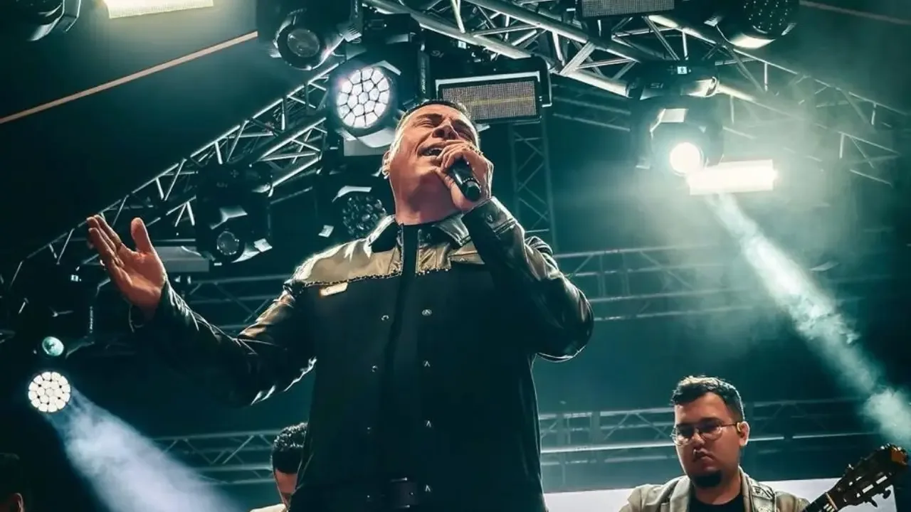 Automotor afectado tras el accidente de tránsito del cantante El Andariego en una vía de Sonsón, Antioquia.