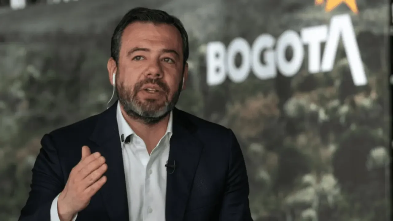 Alcalde Carlos Fernando Galán entrega declaraciones sobre los macrooperativos de seguridad ejecutados en varias localidades de Bogotá.