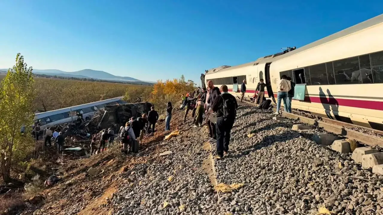 Equipos de emergencia atienden la colisión entre dos trenes de alta velocidad en Urda, España.