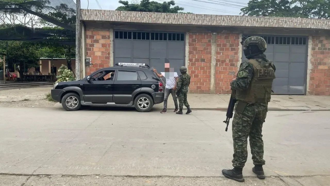 Tropas del Ejército Nacional patrullan una carretera en la región del Catatumbo, Norte de Santander.