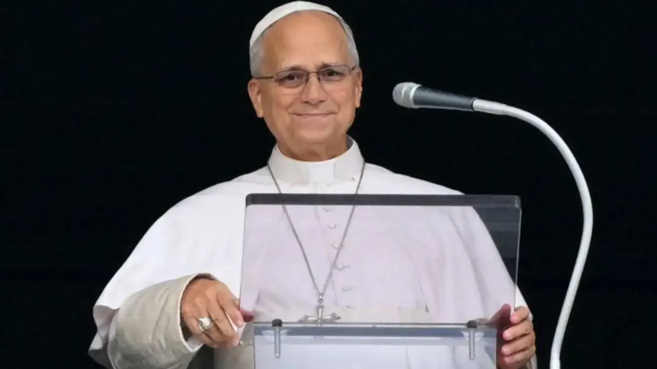El papa León XIV saluda desde la ventana del Palacio Apostólico hacia la plaza de San Pedro en el Vaticano.