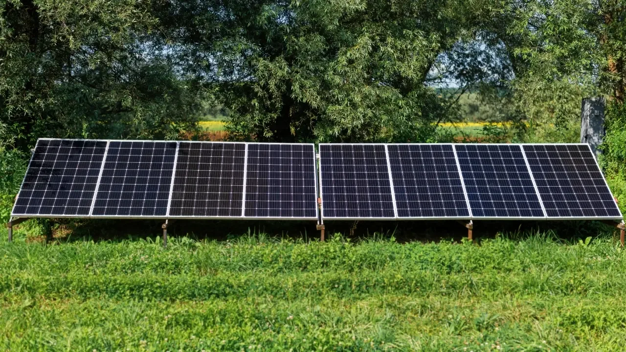 Instalación de paneles solares y sistemas de almacenamiento de energía en una planta de generación eléctrica en Colombia.