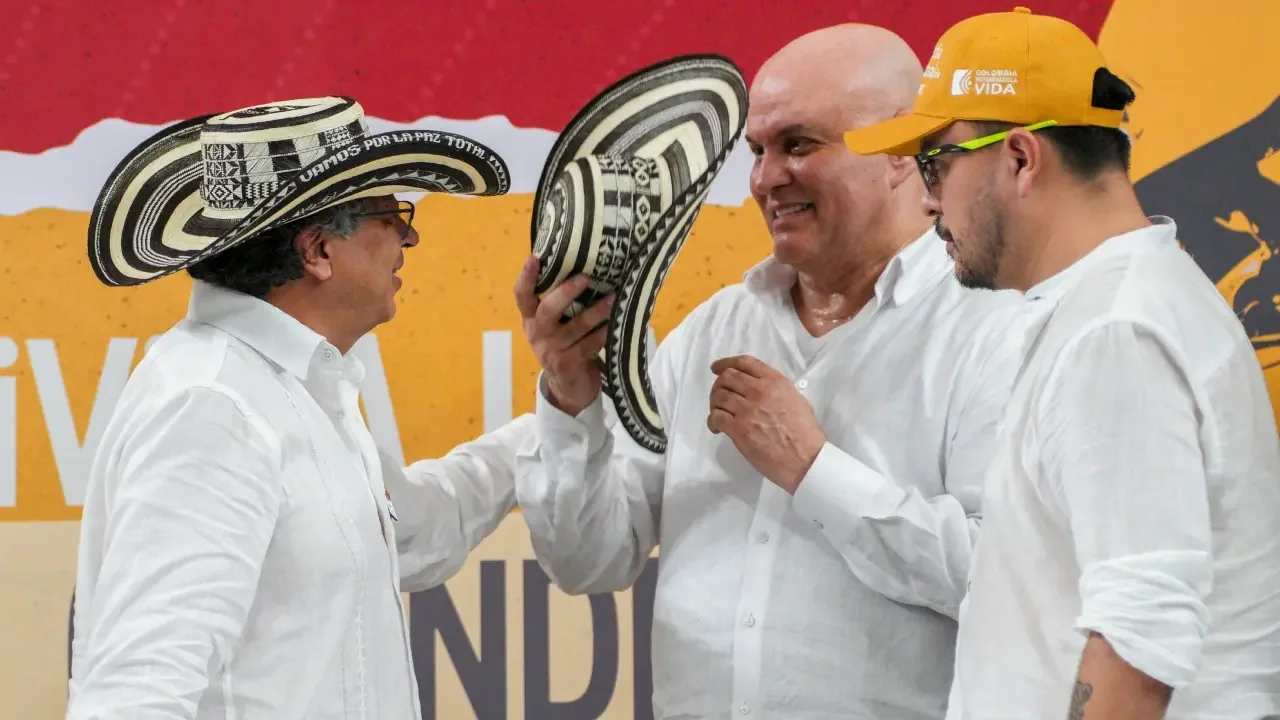 Salvatore Mancuso durante una intervención pública en un contexto institucional en Colombia.