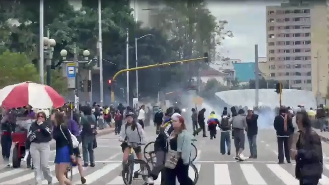 Intervención de unidades antidisturbios en la carrera Séptima de Bogotá ante bloqueos de manifestantes
