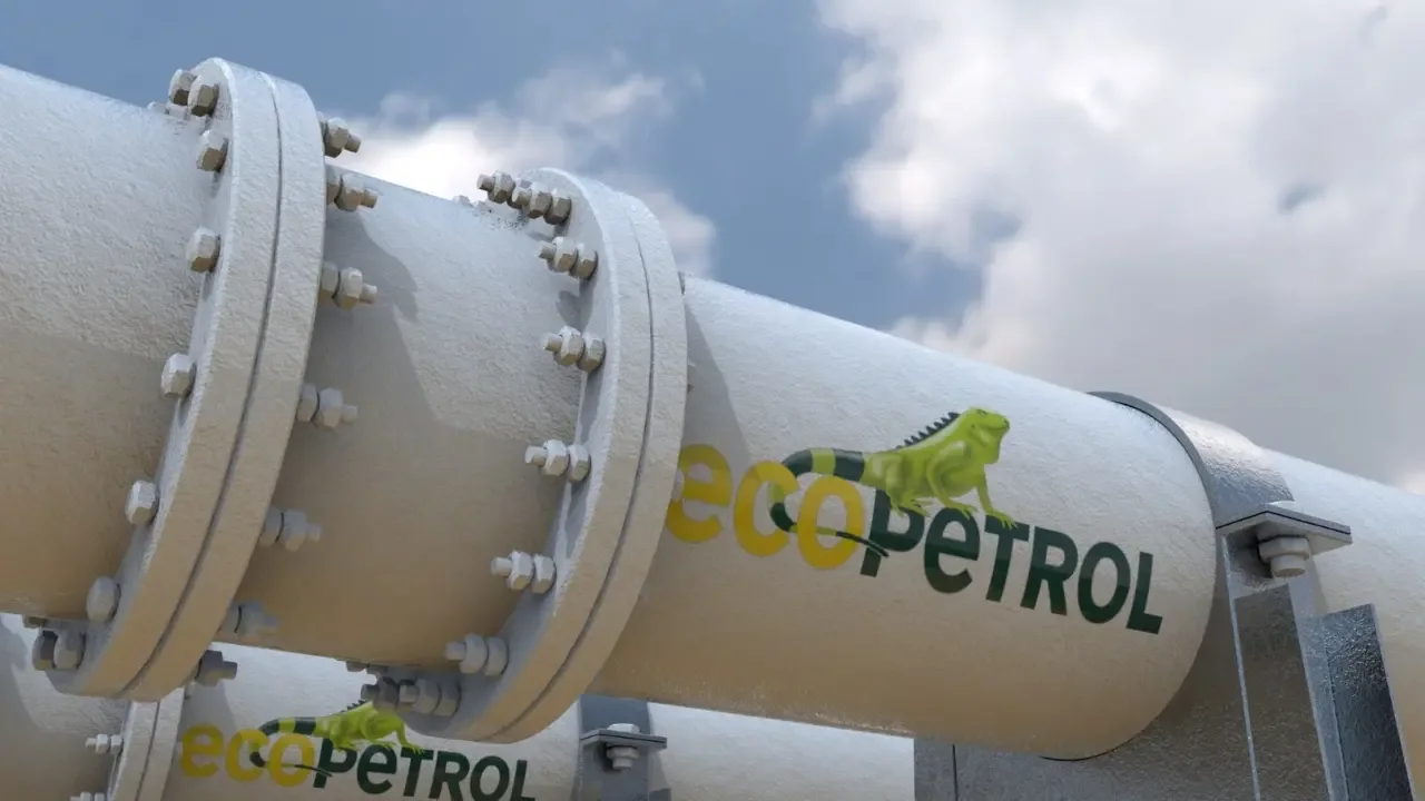 Torre y complejo industrial de Ecopetrol en una jornada diurna en Colombia.