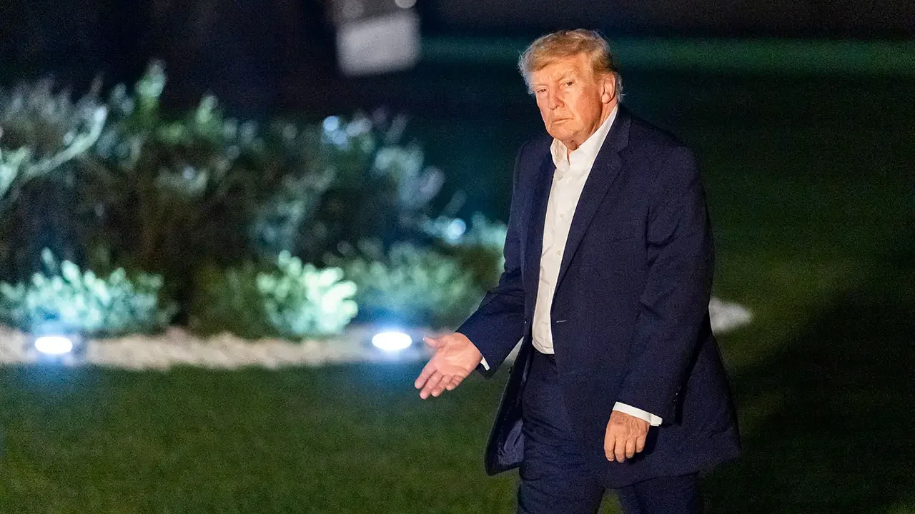 El mandatario Donald Trump atiende preguntas de los medios en las instalaciones de la Casa Blanca.
