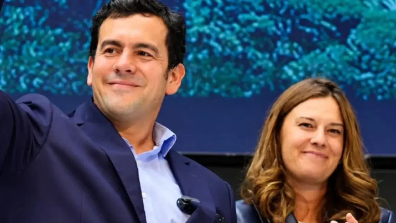Rodrigo Lara junto a su esposa María José Valenzuela durante un acto político en Colombia