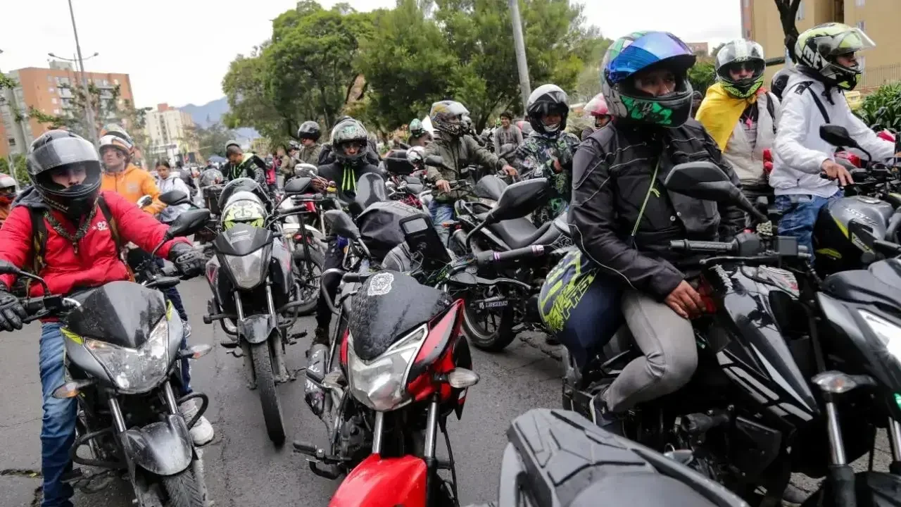 Controles de tránsito a motociclistas durante la noche en una vía principal de Bogotá.